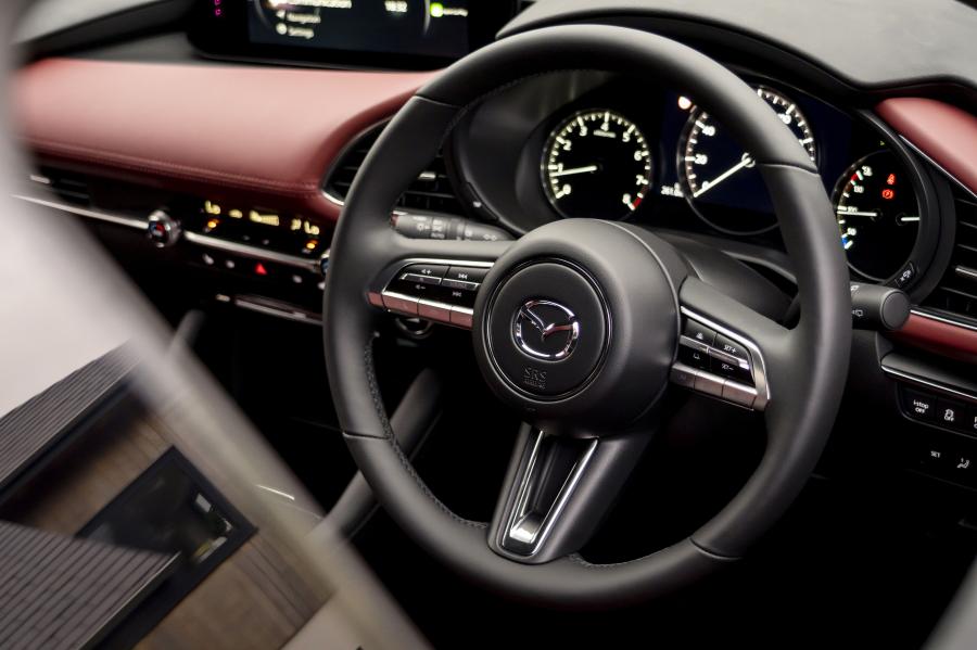 Панель приборов Mazda3 Skyactiv-X AWD Hatchback (BP) 2019 года  (UK) (фото 10 из 42)